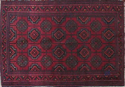 null BELOUTCH
Tapis en laine à décor de güls sur fond bordeaux
175 x 116 cm