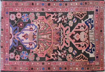 null GHARAGEH
Tapis en laine à décor d'un motif de vase en répétition 
98 x 68 c...
