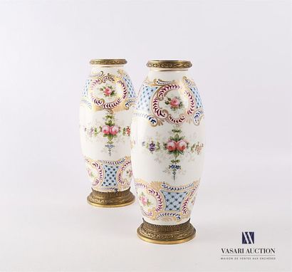 null Paire de vases de forme oblongue en porcelaine blanche et rehaut doré à décor...