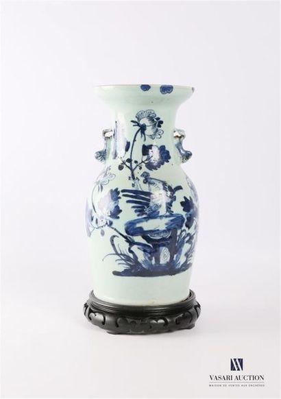 CHINE Vase en porcelaine de forme balustre...