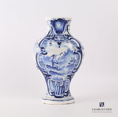 null DELFT
Vase en faïence de forme balustre à décor bleu blanc d'un personnage chapeauté...