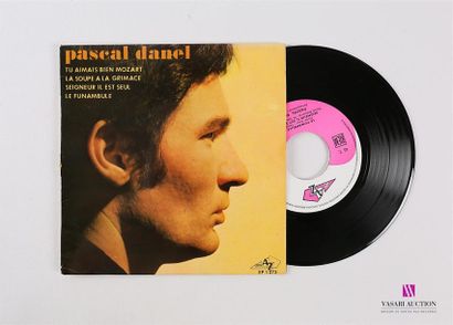 null PASCAL DANIEL 
1 Disque 45T sous pochette cartonnée et marquée 
Label : DISC...