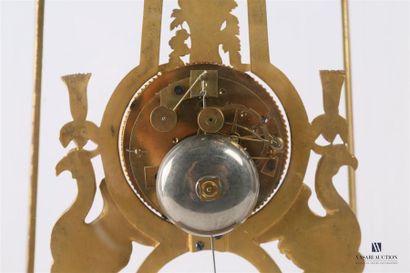null Pendule squelette en bronze doré posant sur un socle de forme navette terminé...
