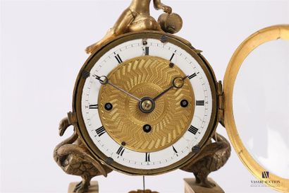 null Pendule portique en bronze doré, le cadran de forme ronde indique les heures...