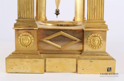 null Pendule portique en bronze doré posant sur une base rectangulaire à ressaut...