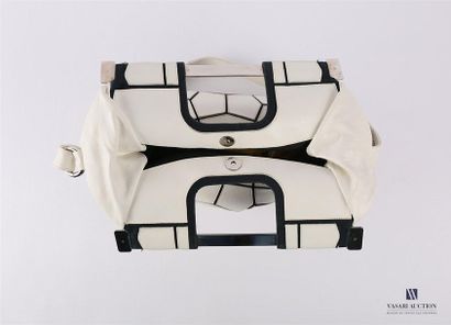 null CHANEL
Sac puzzle en cuir blanc et toile noire. Intérieur toile noire. Les baguettes...