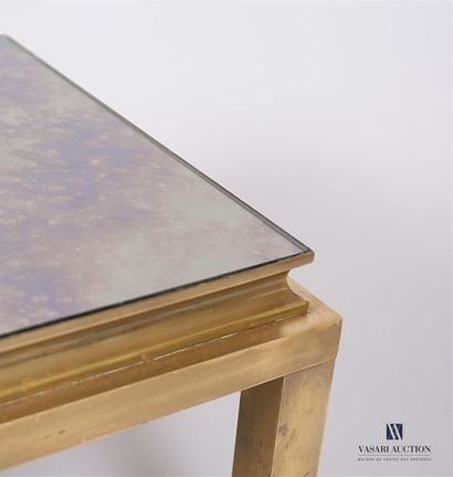  Table basse en bronze doré, le plateau encastré en verre églomisé et à reflets irisés....