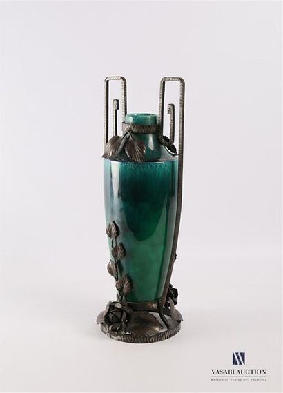 null Paul MILLET (1870-1950) - SEVRES
Vase de forme balustre la monture en fer forgé...