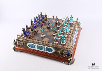  Important jeu d'échecs en argent et vermeil gravé et émaillé. Il repose sur une...