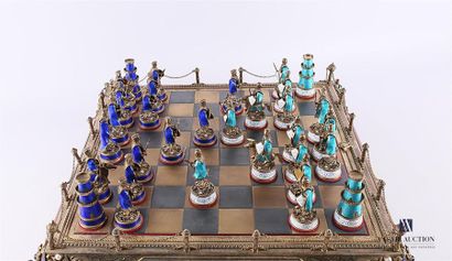 null Important jeu d'échecs en argent et vermeil gravé et émaillé. Il repose sur...