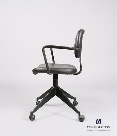 null WABBES Jules (1919-1974)
Suite de six fauteuils de bureau, le dossier et l'assise...