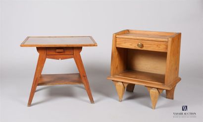null Table de chevet en bois naturel, le plateau de forme rectangulaire foncé d'une...