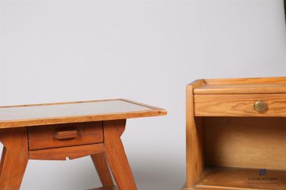 null Table de chevet en bois naturel, le plateau de forme rectangulaire foncé d'une...