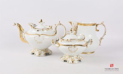 null Partie de service à thé en porcelaine blanche et rehauts d'or, à décor de rinceaux...
