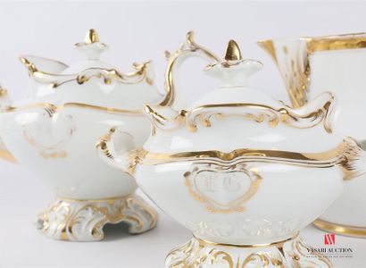 null Partie de service à thé en porcelaine blanche et rehauts d'or, à décor de rinceaux...