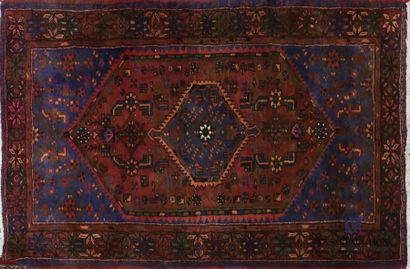 null IRAN
Tapis en laine à décor de motifs géométriques et fleurs sur fond lie de...