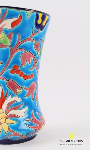 null LONGWY
Vase en faïence teintée bleu à décor en émaux cloisonnés de motifs floraux...