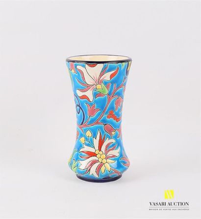 null LONGWY
Vase en faïence teintée bleu à décor en émaux cloisonnés de motifs floraux...