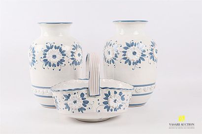 null Paire de vases et panière en terre cuite émaillée blanc et bleu à décor de fleurette...