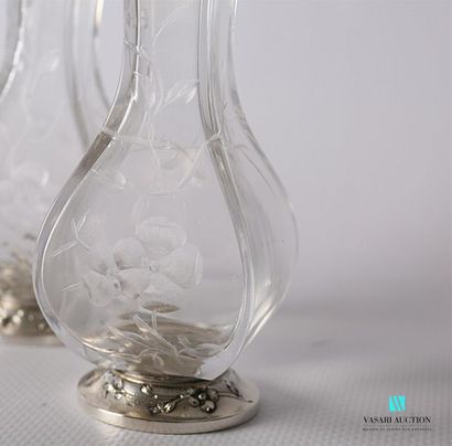 null Paire de vases soliflore minature en verre gravé à décor de prunus, la panse...