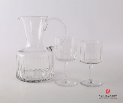 null Service de verres en cristal à décor de dard comprenant dix-sept verre à eau...