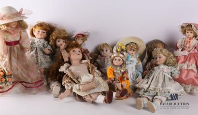 null Lot de dix poupées vêtues, la tête en porcelaine dont deux comportant un système...