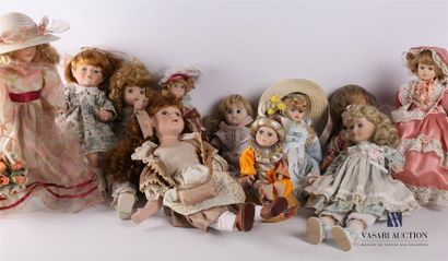 null Lot de dix poupées vêtues, la tête en porcelaine dont deux comportant un système...