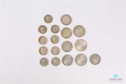 null Lot de monnaies en argent :
- une pièce de 5 francs 1845 W Louis Philippe tête...