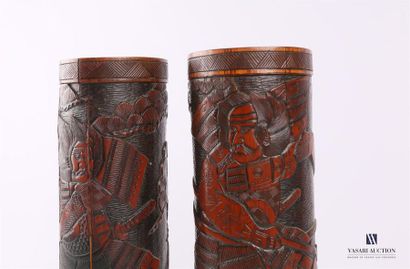 null JAPON
Importante paire de pots à pinceaux en bambou sculpté à décor de samouraïs
XXème...