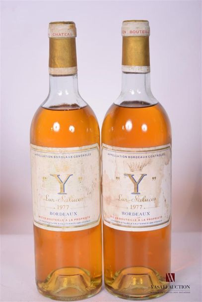 null 2 Blles	"Y" d'Yquem	Bordeaux Sup.	1977
	Et. fanées et tachées. N : 1 haut épaule,...