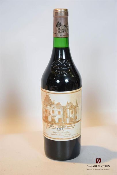 null 1 Blle	Chateau HAUT BRION	Graves 1er GCC	1979
	Et. tachée. N : 2 cm.		
