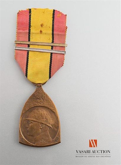 null Belgique - Médaille commémorative de la guerre 14-18, ruban avec deux agrafes,...
