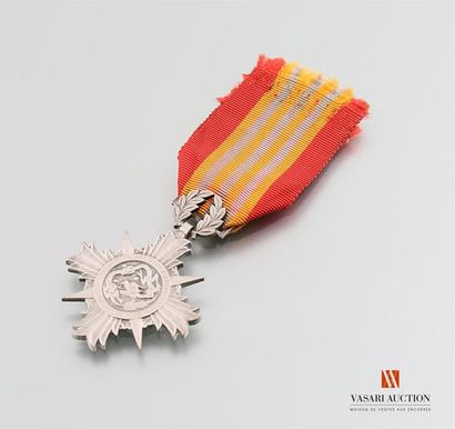 null Viet Nam - Médaille d'honneur des forces armées, classe argent, usure au ruban...