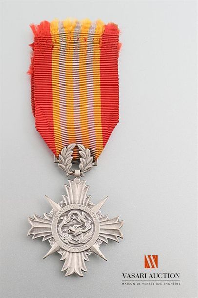 null Viet Nam - Médaille d'honneur des forces armées, classe argent, usure au ruban...