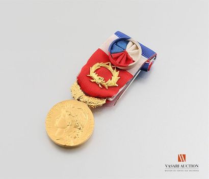 null Médaille d'honneur du travail, dorée, 27 mm, attribuée 1985, classe or, 40 ans...
