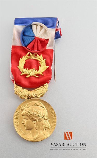 null Médaille d'honneur du travail, dorée, 27 mm, attribuée 1985, classe or, 40 ans...