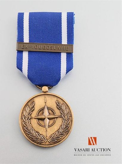 null Médaille de l'OTAN agrafe Ex Yougoslavie, avec barrete, TTB, en boite d'ori...