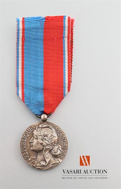 null France - Médaille "décernée par la confédération musicale de France", ruban...