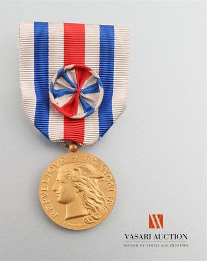 null Ministère de la guerre - Médaille d'honneur du service santé militaire, 27 mm,...