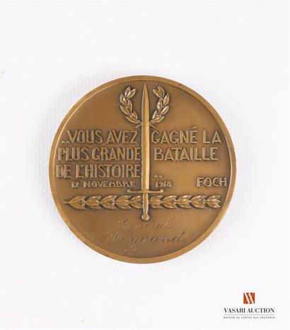 null Souvenirs du Général WEYGAND (provenance familiale) : médaille de table 68 mm,...