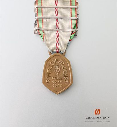 null France: médaille commémorative de la guerre 1939-1945, ruban avec agrafes France,...