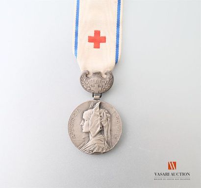 null U.F.F. : Union des Femmes Francaises, 1914-1918, médaille de la croix rouge...