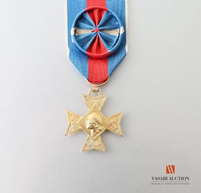 null Ordre du mérite militaire, croix d'officier , ruban avec rosette, TTB
