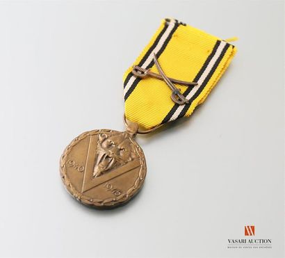 null Belgique: médaille commémorative de la guerre 1940-1945, 32 mm, ruban avec sabres,...