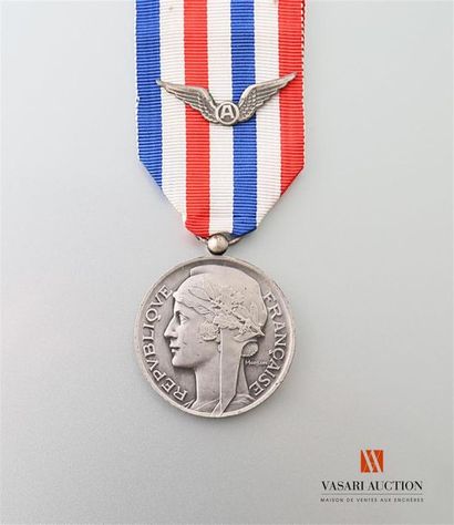 null France: médaille d'honneur de l'aéronautique, échelon argent, ruban avec agrafe...