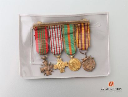 null France - Portée de quatres décorations miniatures: croix de guerre 1939-1945,...