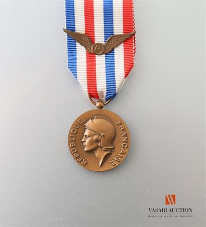 null France - Médaille d'honneur de l'aéronautique, 27 mm, échelon bronze, ruban...