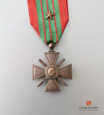 null France - Croix de guerre type 1939, non datée au dos, ruban avec étoile de bronze,...
