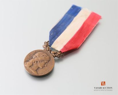 null Ministère des colonies - Médaille d'honneur et dévouement, bronze, 26 mm, ruban...