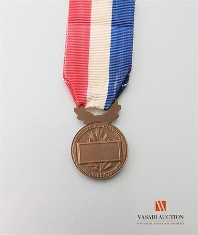 null Ministère des colonies - Médaille d'honneur et dévouement, bronze, 26 mm, ruban...